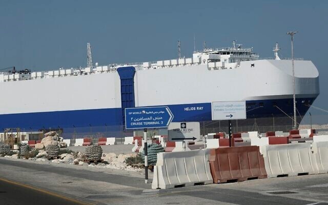إعلام إسرائيلي: مسؤولون إسرائيليون في دبي لتفقد السفينة التي تعرّضت لانفجار في عمان