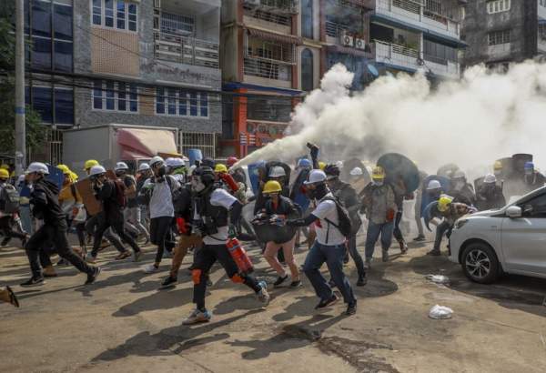 میانمار میں پولیس کا سیکڑوں مظاہرین پر آنسو گیس کا استعمال