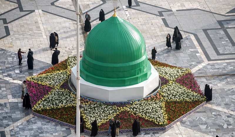 صحن الرسول الاعظم اخضرّ بقبة الحرم النبوي الشریف في العتبة الرضوية  