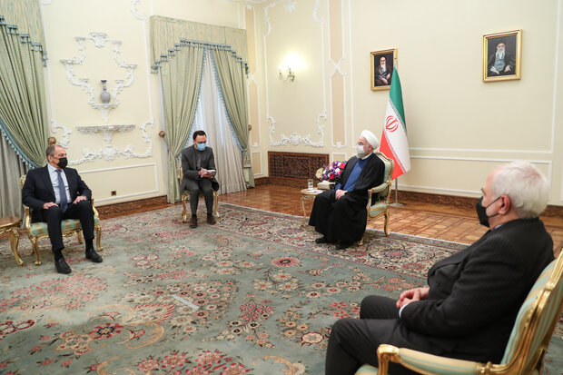 الرئيس الإيراني يؤكد لدى استقباله لافروف ضرورة مواجهة الاحادية الأمريكية