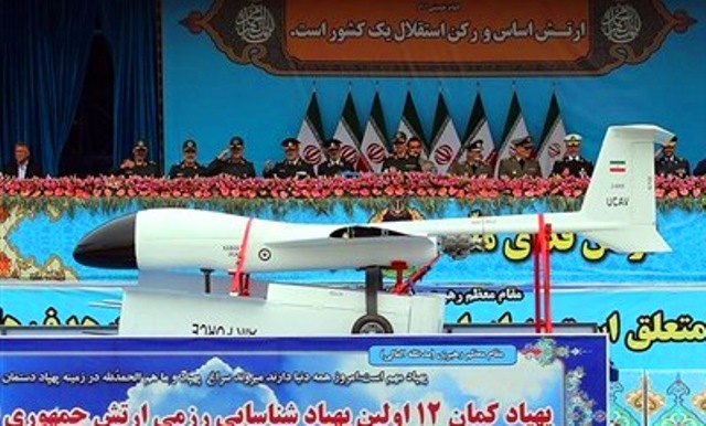 إقامة استعراض للقوات الآلية بمناسبة يوم الجيش الإيراني