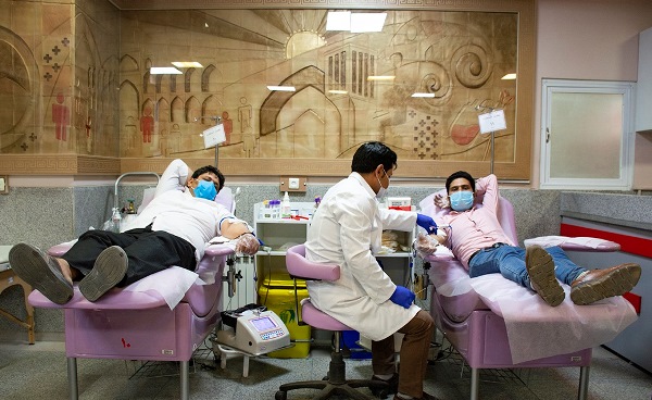 Iranians donate blood as a tradition in Ramadan (photo)  