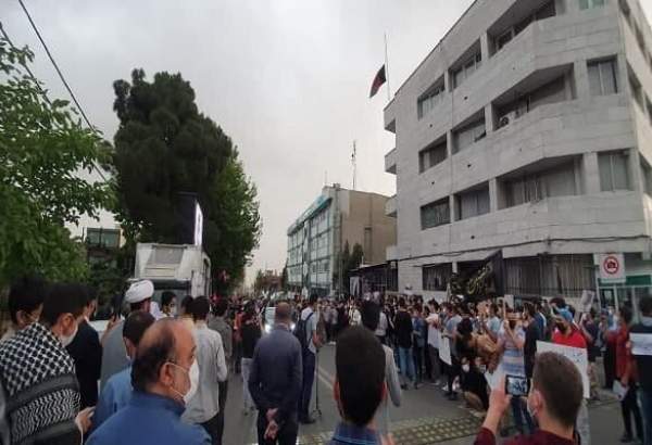 دانشجویان تهرانی مقابل سفارت افغانستان در تهران تجمع کردند