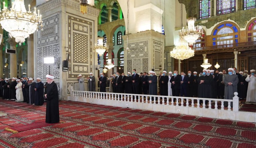 الرئيس السوري يؤدي صلاة عيد الفطر في رحاب الجامع الأموي الكبير