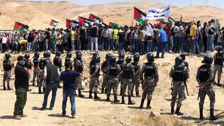 توافد مئات الأردنيين إلى معبر الكرامة، اليوم السبت، إلى الحدود مع فلسطين المحتلة.