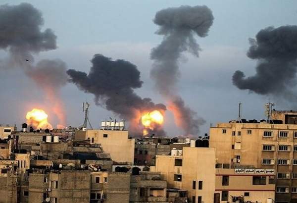 اسرائیلی جنگی طیاروں نے عالمی میڈیا کی بلند عمارت پر بمباری کرکے تباہ کردیا