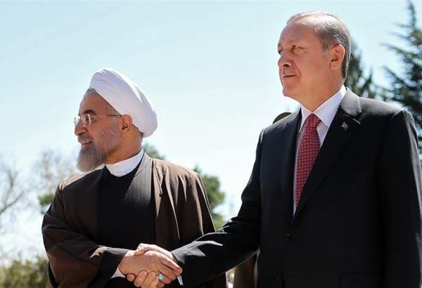 Les présidents iranien et turc discutent d