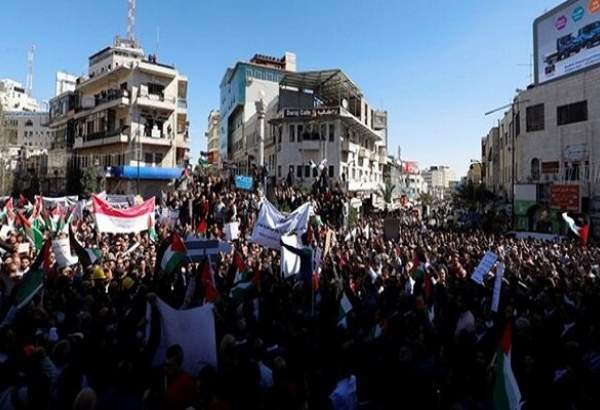 Les Palestiniens manifestent à Ramallah pour protester contre la visite de Blinken