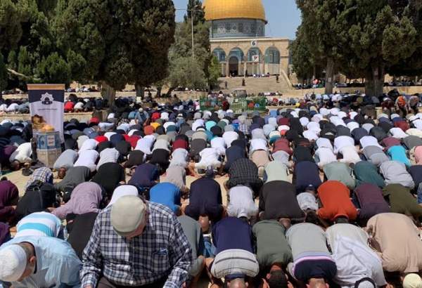 برگزاری نماز جمعه در مسجد الاقصی با حضور ده ها هزار نمازگزار فلسطینی