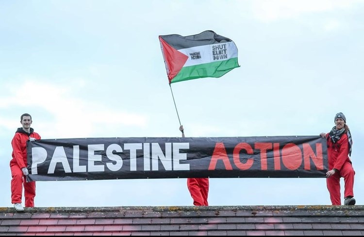 رفع العلم الفلسطيني فوق مصنع عسكري إسرائيلي في بريطانيا