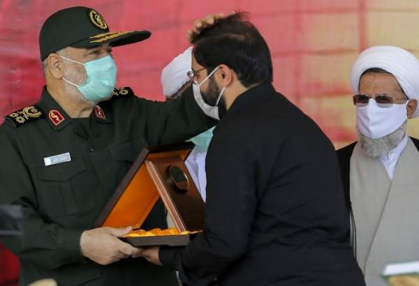 شہید حجازی کے بیٹے کو انصار المستضعفین بین الاقوامی ایوارڈ پیش کیا گیا