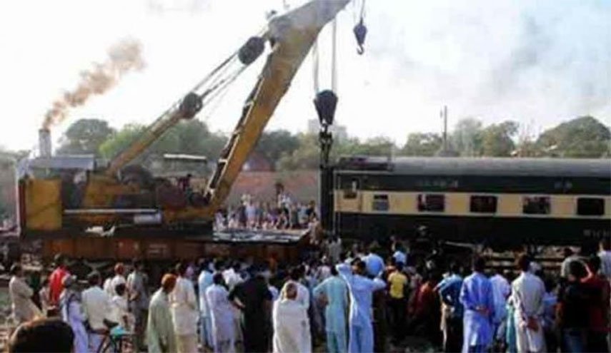 أكثر من 30 قتيلا باصطدام قطارين جنوبي باكستان الیوم الاثنین