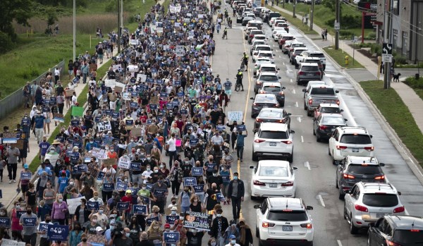 آلاف ينظمون مسيرة دعما لأسرة مسلمة راحت ضحية التطرف اليمني في كندا 