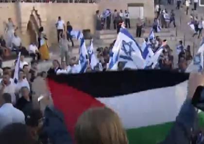 Les sionistes ont attaqué le jeune palestinien arborant le drapeau palestinien parmi les colons israéliens  <img src="/images/video_icon.png" width="13" height="13" border="0" align="top">