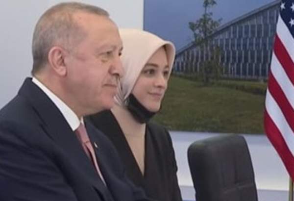 من هي الفتاة المحجبة التي ظهرت في لقاء أردوغان- بايدن؟