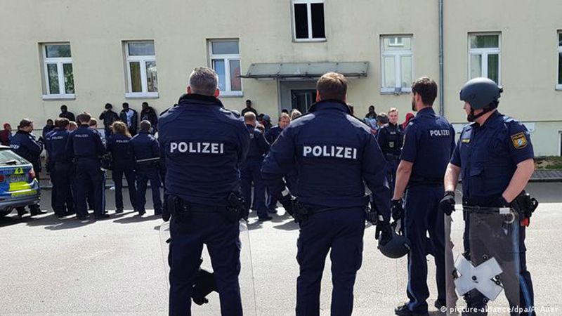 ألمانيا: إصابة 60 شرطيًا في اشتباكات مع اليساريين المتطرفين في برلين