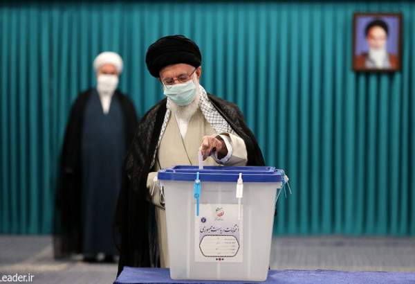 رهبر انقلاب اسلامی آراء خود را به صندوق انداختند