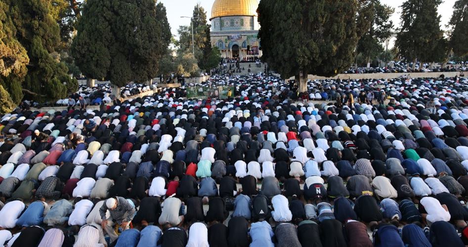 أدى قرابة 40 ألف مصلٍّ صلاة اليوم الجمعة، في رحاب المسجد الأقصى المبارك.