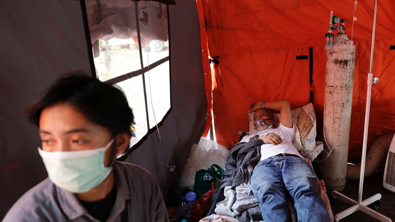 خيام طوارئ أمام مستشفيات جاكرتا مع تزايد الإصابات بكورونا في إندونيسيا..