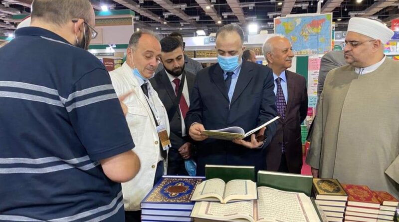وزير الأوقاف السوری خلال الزيارة التي قام بها  للجناح السوري في معرض القاهرة الدولي للكتاب