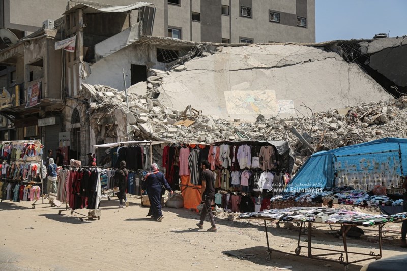فلسطينيون يفتتحون بسطات فوق الدمارغزة لبيع الملابس استعدادًا لعيد الأضحى المبارك  