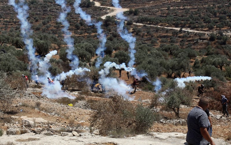 الشبان الفلسطينيون يتصدّون لاعتداءات الاحتلال في القدس ونابلس