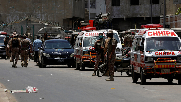 مصرع وإصابة العشرات إثر اصطدام حافلة ركاب وعربة مقطورة بشرق باكستان