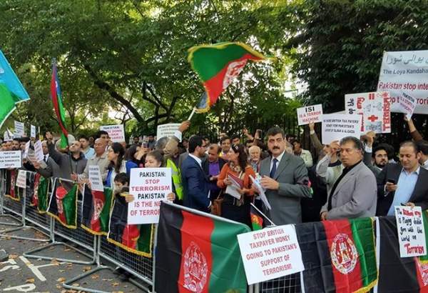 لندن میں افغان مظاہرین نے پاکستانی ہائی کمیشن پر حملہ کردیا