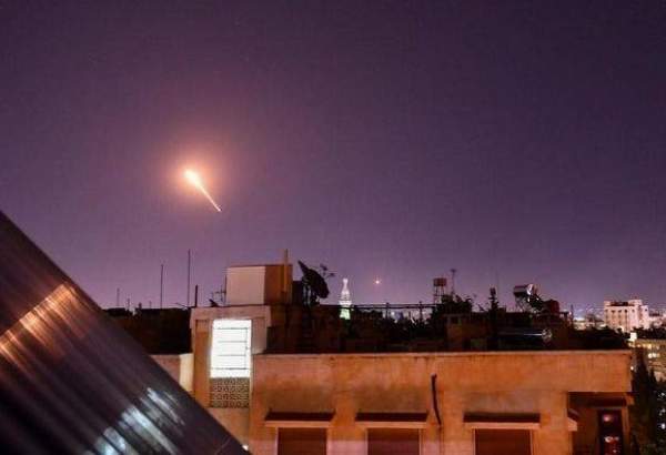 La défense aérienne syrienne abat des roquettes lancées vers Damas