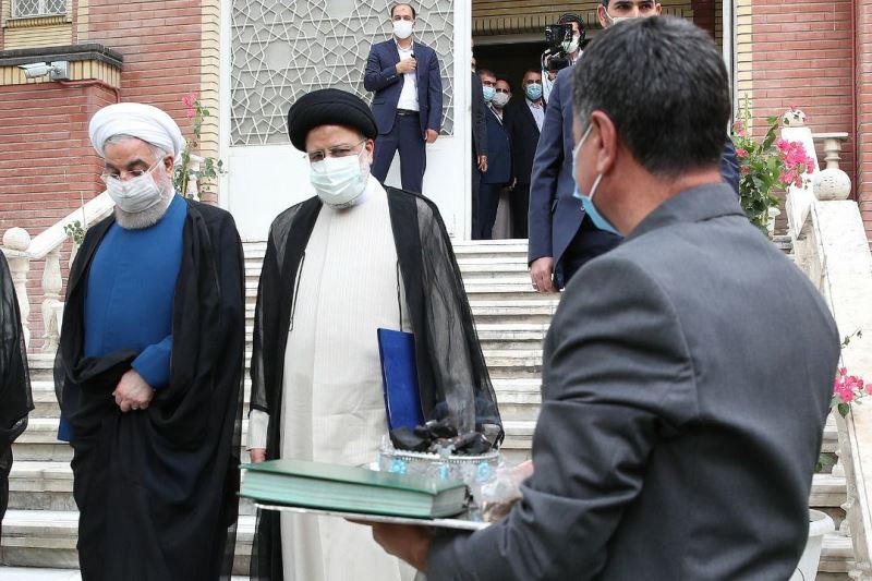 الرئيس الايراني یستلم ديوان الرئاسة من الرئيس السابق  روحاني  
