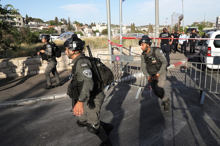 قوات الاحتلال تعتدي بالضرب على الشبان الفلسطينيين في باب العمود(القدس المحتلة)
