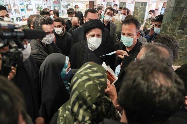 President Raeisi visits drugstore in Tehran as COVID-19 pandemic surges (photo)  