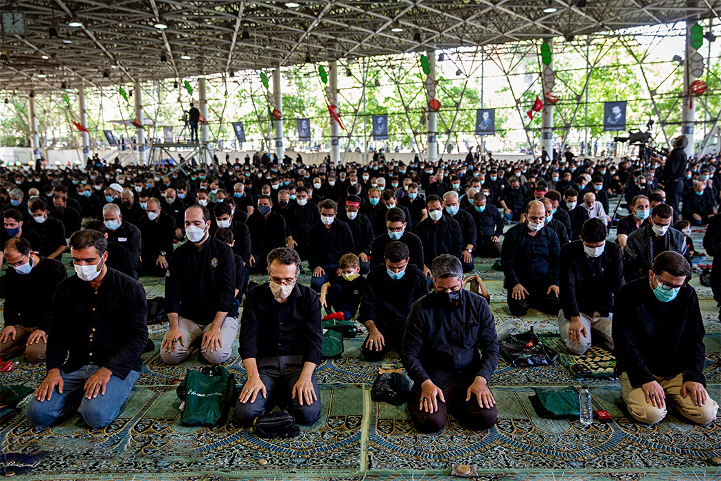 اقامه نماز ظهر روز عاشورا در دانشگاه تهران