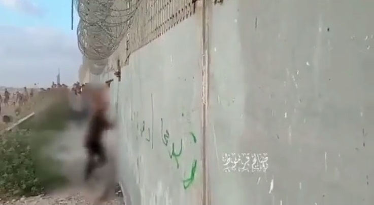 من مسافة صفر.. شاب فلسطيني يطلق الرصاص على جندي صهيوني  