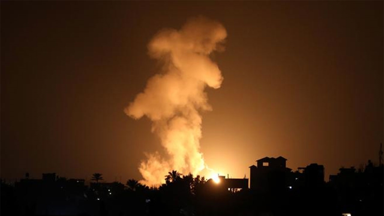 طائرات الاحتلال تقصف و تلقی عشرات الأكياس "خطيرة وسامة" على طول حدود غزة