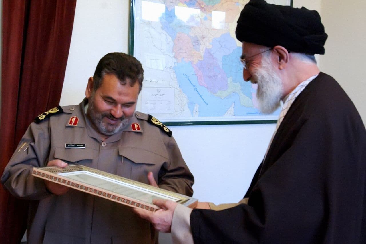 قائد الثورة الاسلامية يعزي بوفاة اللواء فيروزآبادي