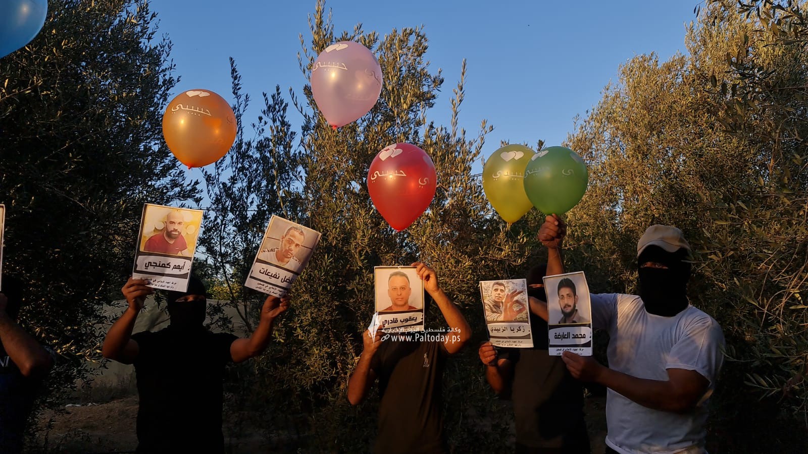 الشباب الثائر بغزة يطلق بالونات تحمل صور الاسرى أبطال نفق “جلبوع”