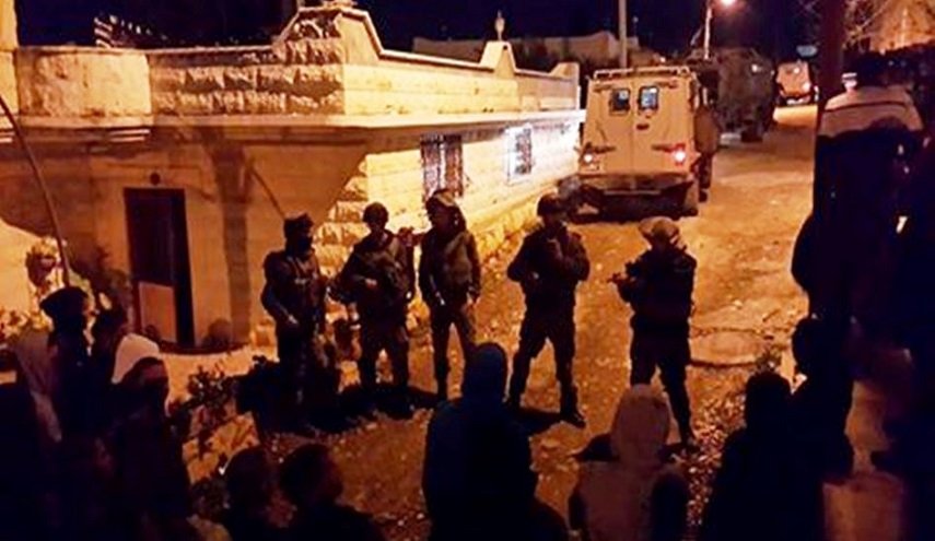 الاحتلال يعتقل عدداً من أهالي محرري "جلبوع" الیوم الاربعاء