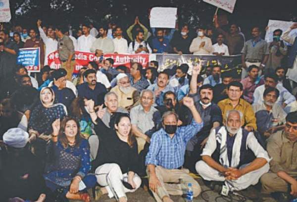  پاکستان میڈیا ڈیولپمنٹ اتھارٹی کے خلاف پارلیمنٹ کے سامنے صحافیوں کا احتجاج