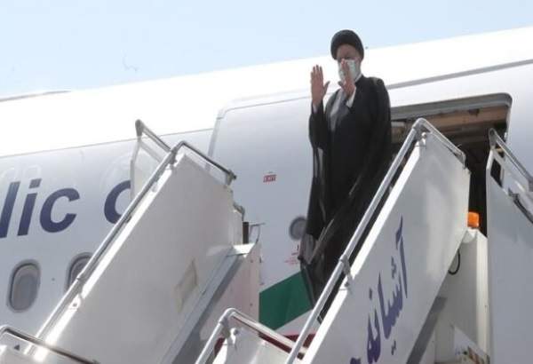 Le président Raïssi arrive à Douchanbé