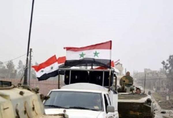 اهتزاز پرچم سوریه در "طفس" در حومه غربی درعا