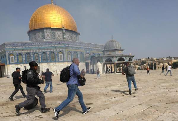 Des colons sionistes se battent avec des Palestiniens dans la mosquée Al-Aqsa
