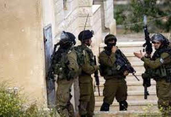  صہیونی فوج کی فلسطینی گھروں میں چھاپہ مار کارروائی کے دوران  فلسطینیوں پر تشدد