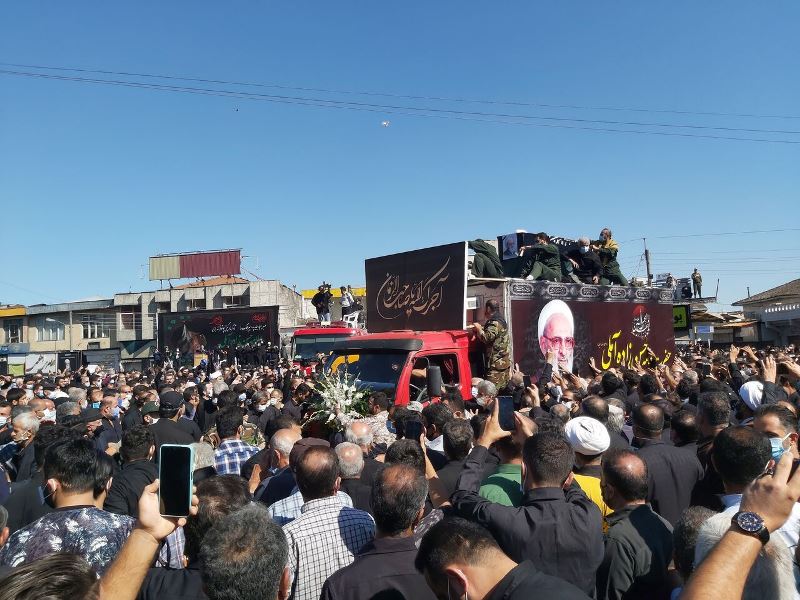 حشد كبير يشيّع جثمان العلامة الفقید"حسن زاده آملي" في مدينة آمل  