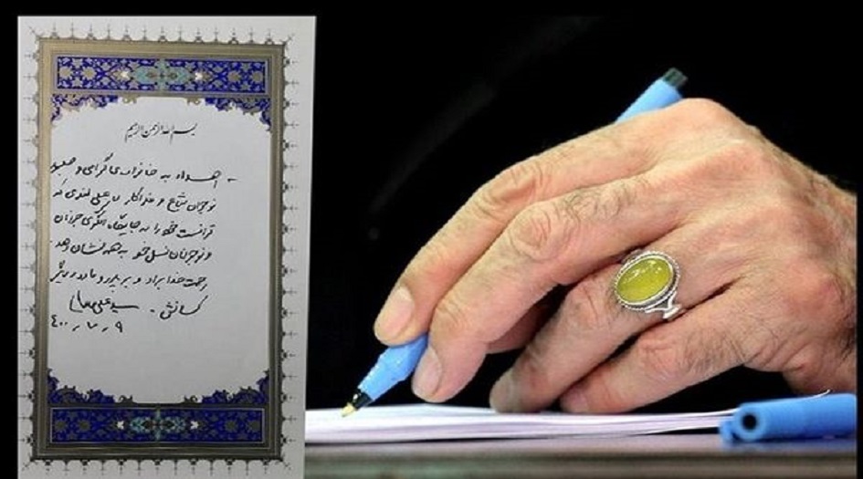 قائد الثورة الاسلامية يهدي مصحفاً نفيساً لعائلة الشهيد لندي