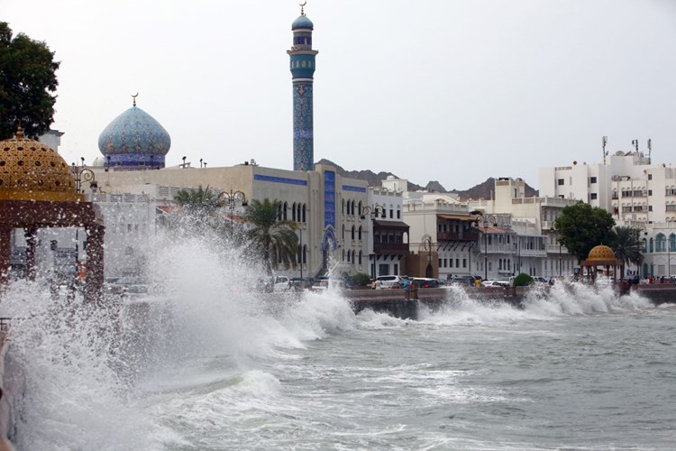 الإعصار شاهين يضرب سلطنة عمان ويتسبب بقتلى