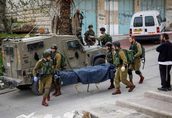 Les sionistes tuent un Palestinien et en blessent un autre en Cisjordanie