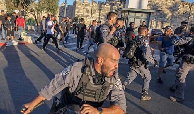 60 جريحًا و13 معتقلًا بقمع الاحتلال الفلسطينيين في باب العامود