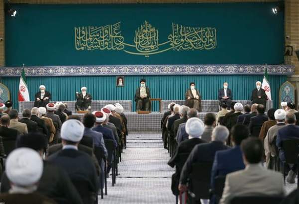 Supreme Leader meets participants of 35th Islamic Unity Conference