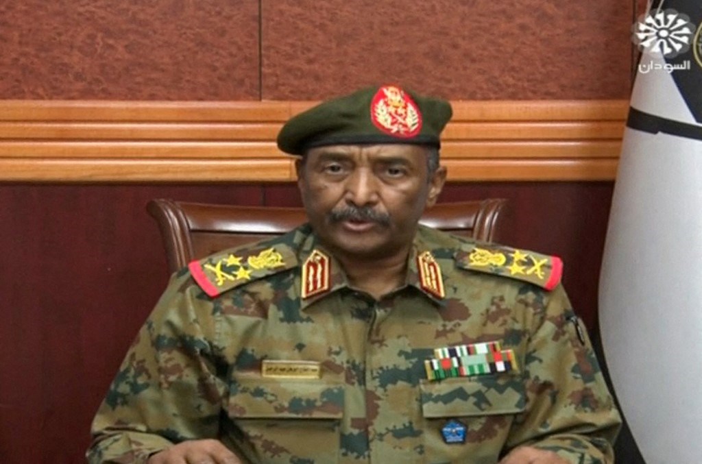 البرهان يعلن حلّ المجلس السيادي والحكومة السودانية